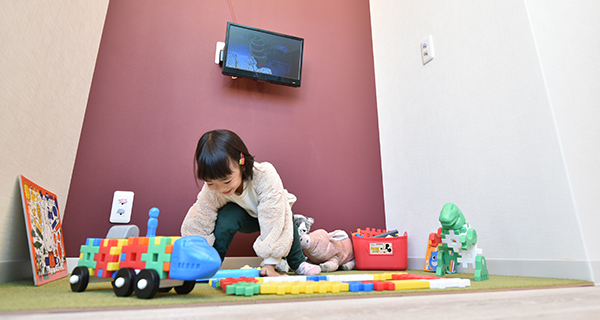 小さなお子様をお連れの方も安心の、ご家族で受診できる診療室です。車イスやベビーカーのままお入りいただけます。