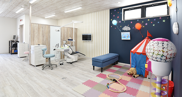 小さなお子様をお連れの方も安心の、ご家族で受診できる診療室です。車イスやベビーカーのままお入りいただけます。